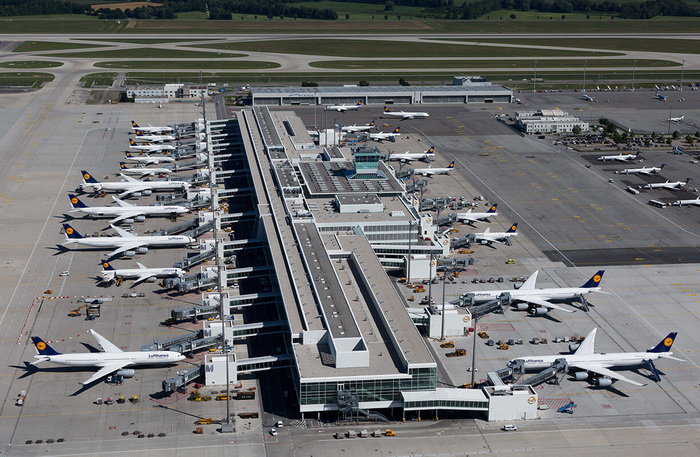 Luftaufnahme des Terminal 2- Statellitengebäudes
